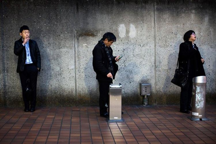 世界吸烟人口_在庞大的吸烟人口背后,我国吸烟人群年轻化的趋势开始加剧-吸