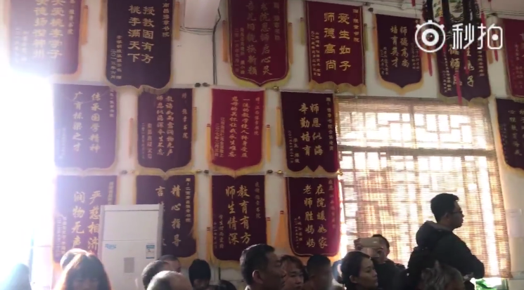 点击查看大图 家长拉横幅支持豫章书院办学:感谢老师的辛苦教育