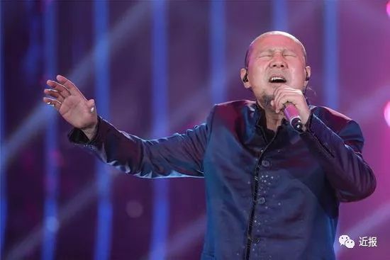 笑岔气!腾格尔翻唱《隐形的翅膀》,网友:和《天