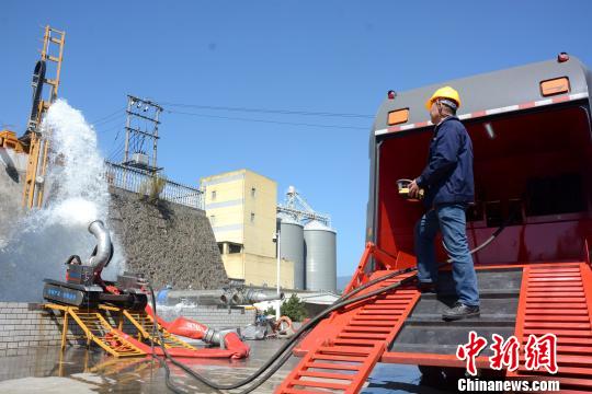 图为“侨龙”工作人员在演示排涝利器“龙吸水”瞬时大排水量应急救援抢险装备。　张金川 摄