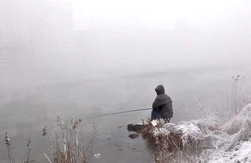 水面结冰前钓鱼小窍门,专治鱼儿不爱动鱼儿不