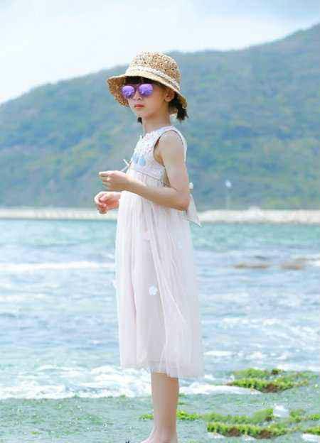 森碟戴墨镜还是仙女风,星二代戴墨镜画风都如