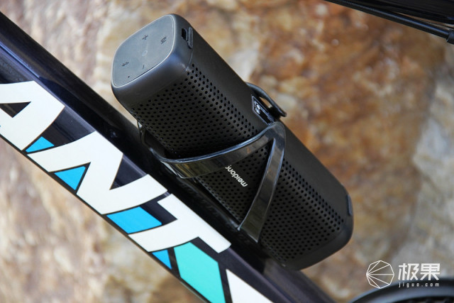 魅动6110金属蓝牙音箱