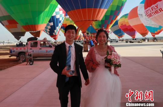 图为，2017国际航联世界飞行者大会热气球婚礼 毛学锋 摄