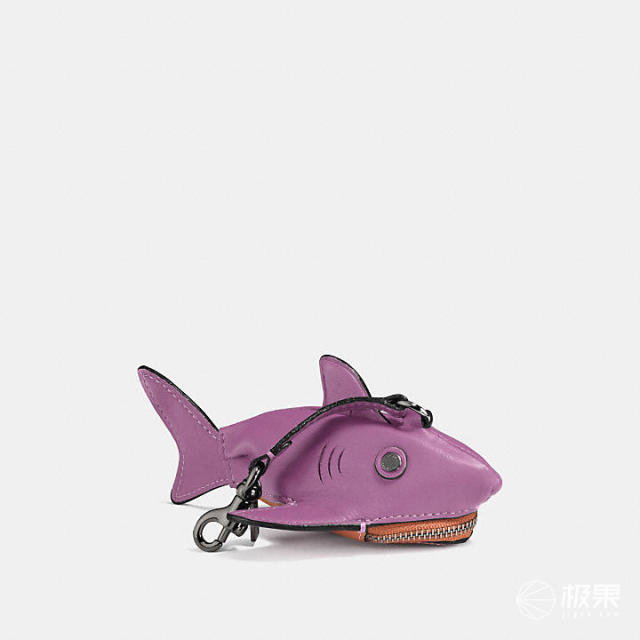 这款调皮的小鲨鱼 sharky 零钱包有单宁色和枚红色两种颜色,以铬鞣