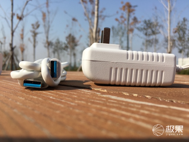 耐尔金（nillkin）隐士多功能无线充电器