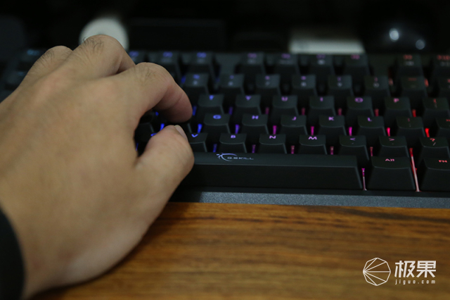 芝奇(G.SKILL)KM570背光机械键盘 芝奇(G.SKILL)KM570背光机械键盘