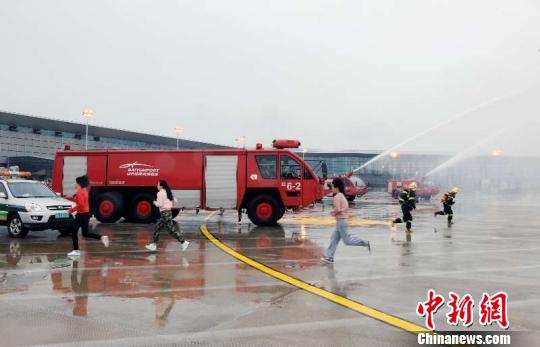 广州白云机场举行近年来规模最大的航空器突发事件应急救援联合演练 冯文生 摄