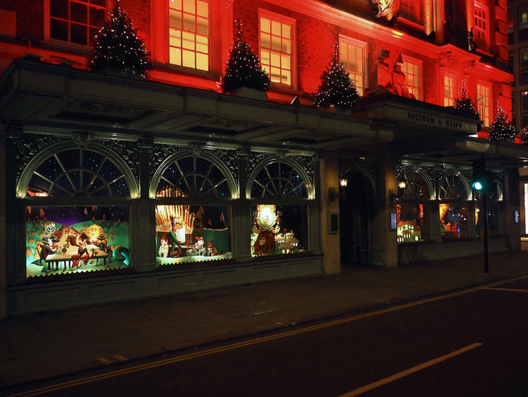 这家英国老牌百货公司的圣诞橱窗,有种奢华的