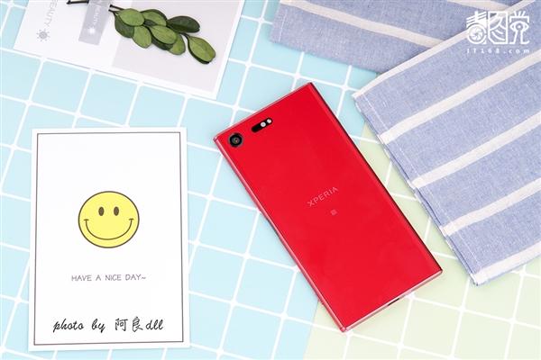 颜值出众！索尼Xperia XZ Premium朱砂红图赏