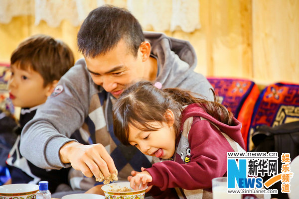 刘u宏小泡芙父女装有爱 入住特色房车