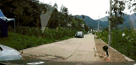 产品  [zol汽车电子]视频由行车记录仪拍摄,只见车辆行驶在弯曲的山路