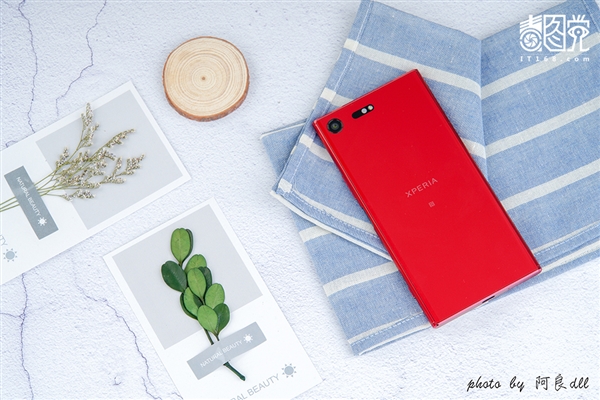 颜值出众！索尼Xperia XZ Premium朱砂红图赏