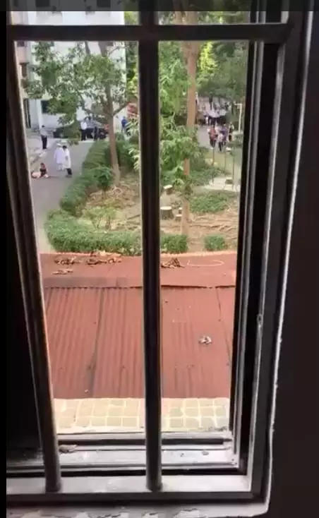 江4岁男孩随爷爷收被子不慎从楼顶掉下来 人没