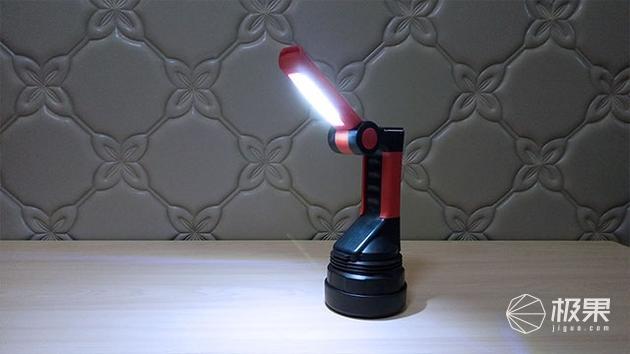 电筒ezflashlight ,不仅能用来户外照明,同时也可以秒变台灯放在桌面