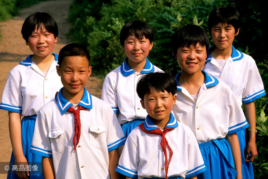 在80后学生时代的记忆中,校服通常是蓝白两种颜色,洋气一点的是女生