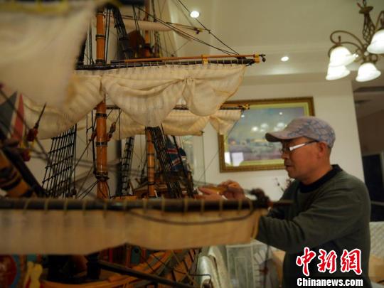 六旬老人自制世界知名“古战船” 最大一艘长1.5米