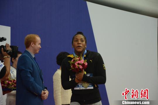 牙买加老将阿特金森获得金牌后喜笑颜开 马元豪 摄
