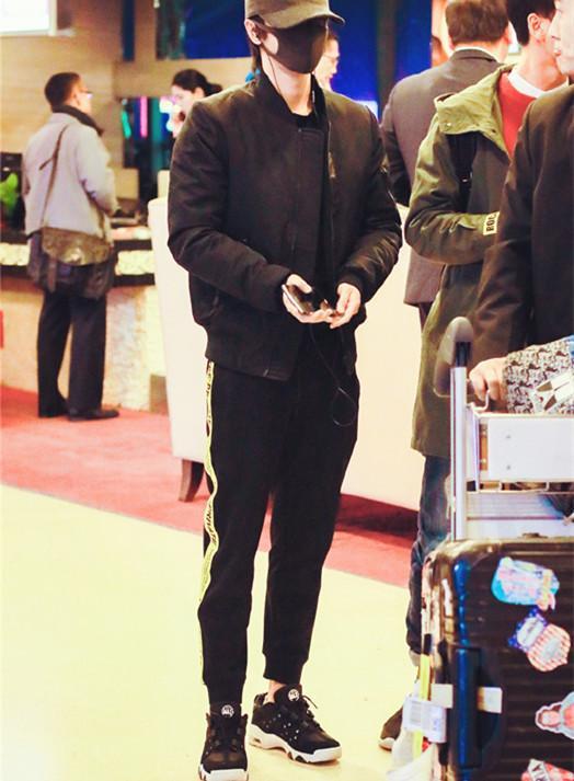 华晨宇出现在机场打扮依旧低调,发现了他真实