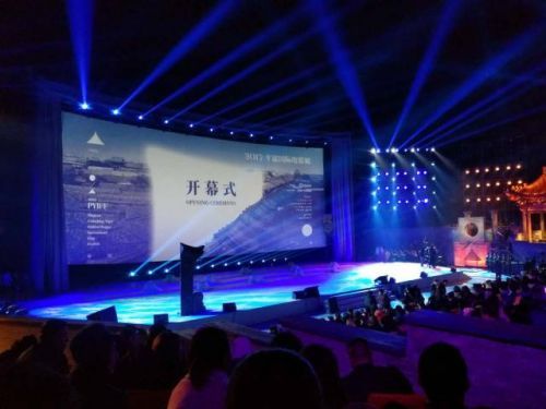 1500人的露天影院和开幕片《芳华》