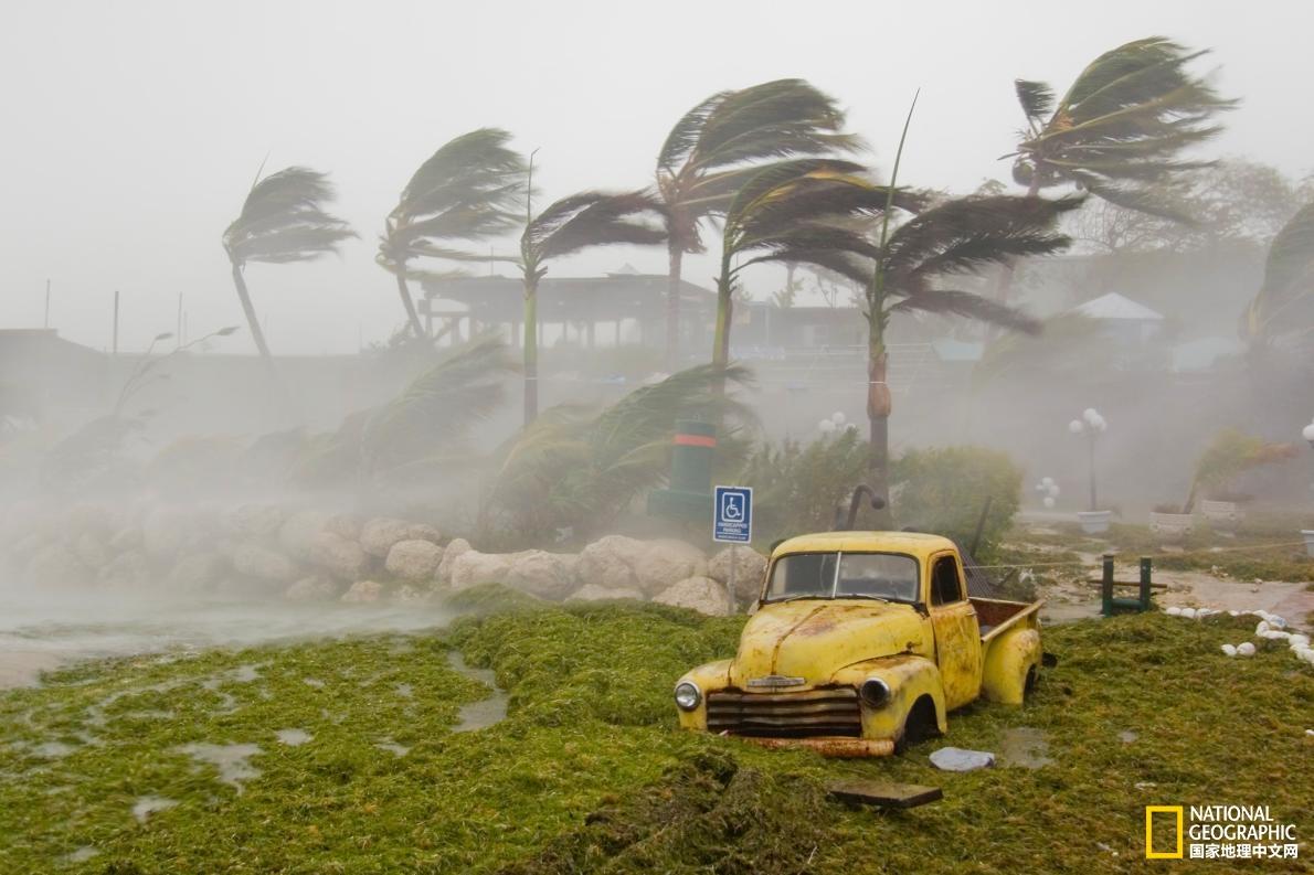 多张照片全面展示了飓风,暴雨等极端天气的暴虐