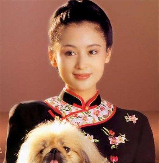 当年称倪萍老女人,49岁陈红怎么越长越像她了