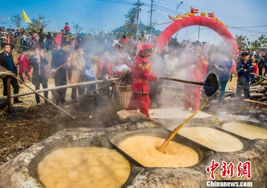 熬糖的人就滤掉漂浮在上层的杂质,舀到最后一口锅里的就是真正的"糖水