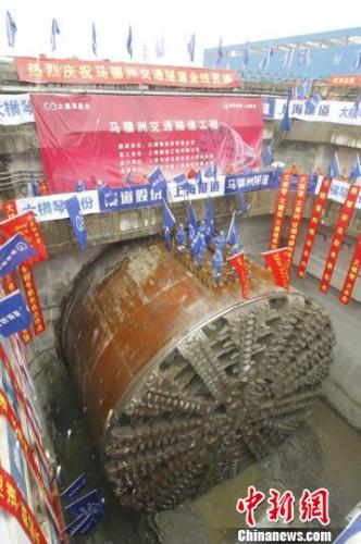 重达三千多吨的巨无霸“任翱号”盾构机让横琴马骝洲交通隧道实现了全线贯通 陆绍龙 摄