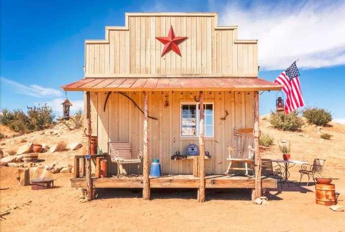 沙漠里14平米的孤独木屋，没水没卫生间售价80万