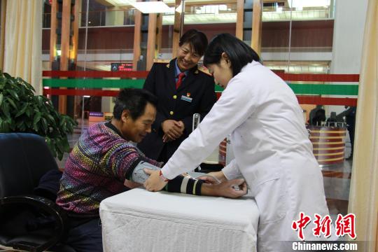医务人员在为旅客测量血压。 李海星 摄