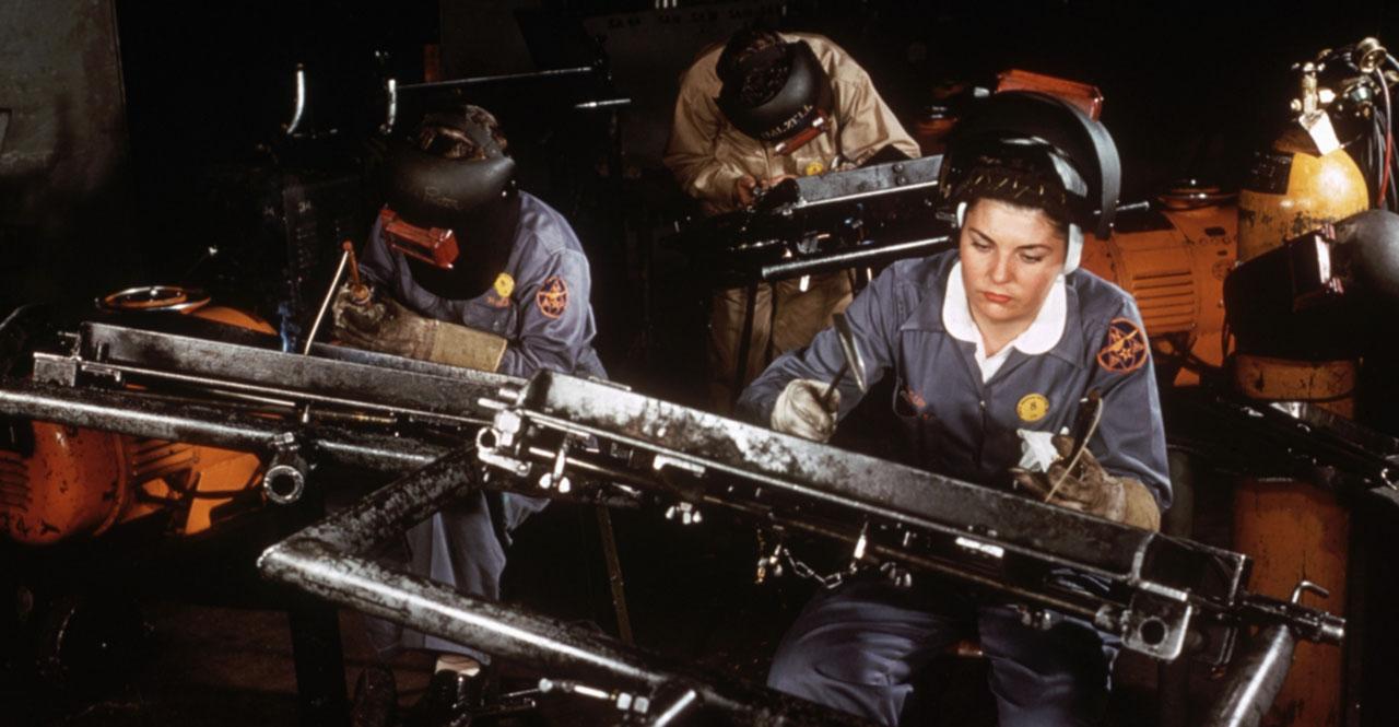 美国养眼女工人 打造上天下海的各色战争利器