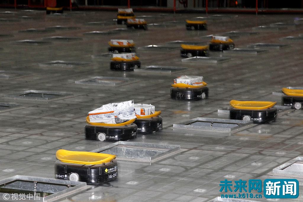 在郑州航空港区,申通快递郑州分拣中心,350台机器人"小黄人"正在准确