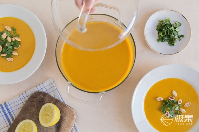 设计师推晶莹剔透玻璃罐和平底锅，看到食物的味道