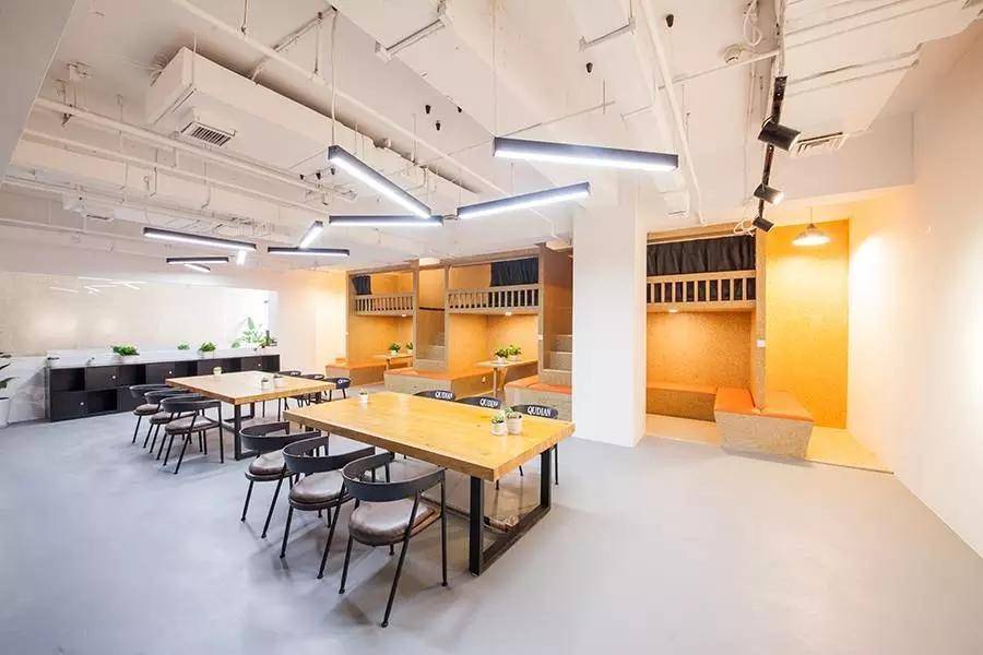 趣店的办公空间,与传统办公室不同,卡座,床位,休息区应有尽有