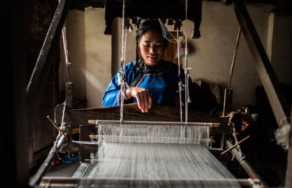 美媒探秘中国传统纺织古村：靛蓝扎染技术世代相传