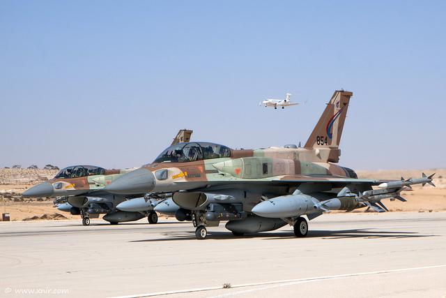 代号为"雷暴"的f-16i战斗机,是美国f-16战机的以色列空军高性能改型版