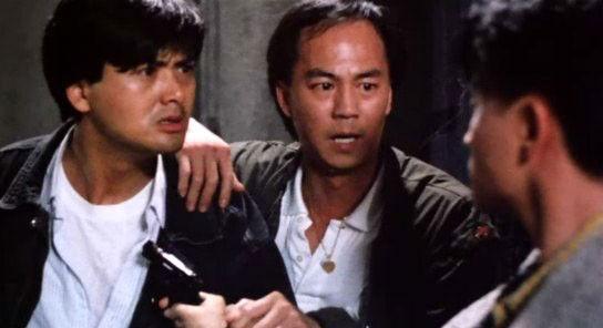 周润发曾主演《英雄本色》 周润发出道40多年,主演过许多经典电影,虽然是大名鼎鼎的人物,但私底下作风却相当亲民。导演吴宇森爆料当时片场都会统一订便当,却被工作人员嫌弃不是很好吃,大家都吃了几口就丢在一旁,周润发一看到这状况,不顾自己的明星身份,就捡起了别人吃过的剩饭继续吃,而且一扫而空。