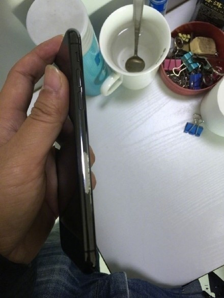 iPhone X掉漆变身“刮刮乐”，国外达人DIY透明iPhone X