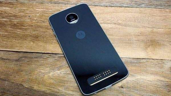 今年Q3美国智能手机出货量同比下跌2%, 摩托