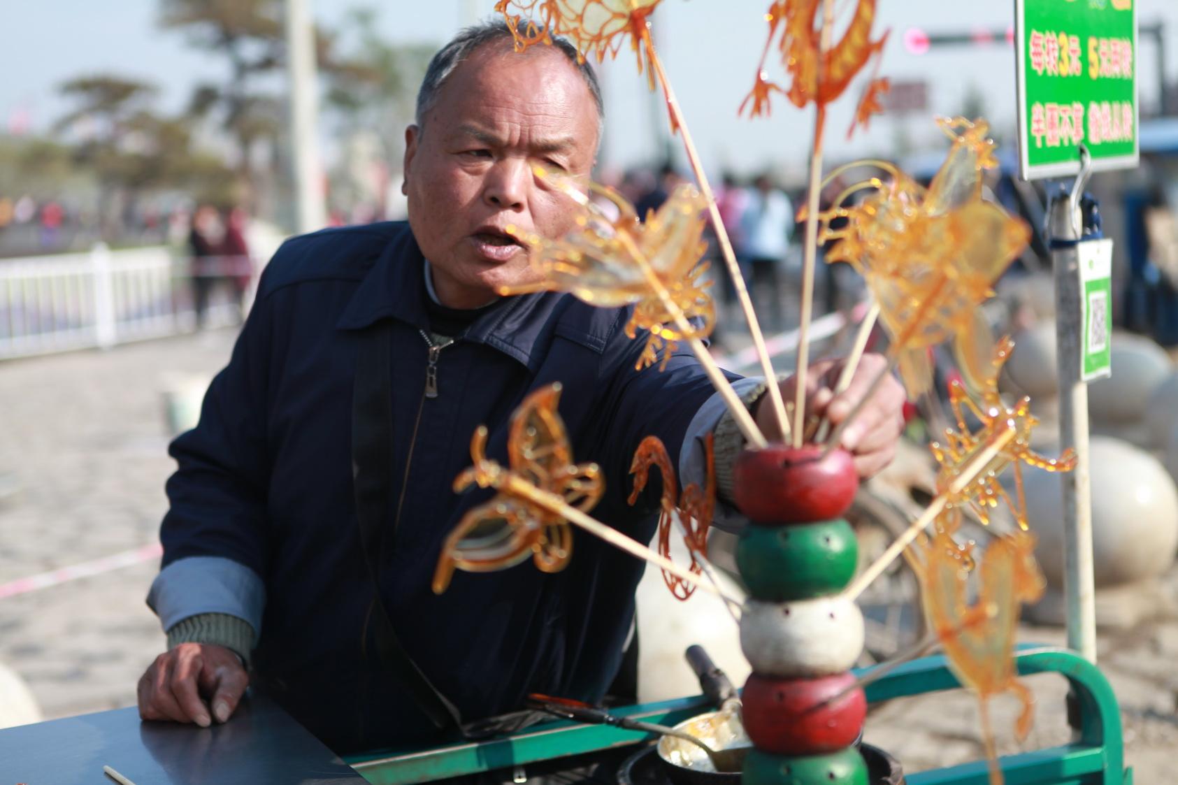 六旬老人做糖人30年 月入万元叹无传人