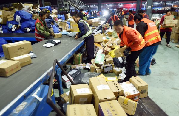 外媒称中国购物狂欢快递员工作量增3倍 每人日均送700包裹