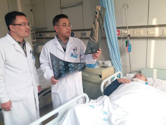车祸重伤+大面积脑出血,两台手术同开成功救下两人_凤凰资讯