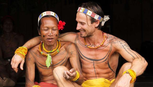 男子到原始部落生活8年，如今纹满身图案还学会部落语言