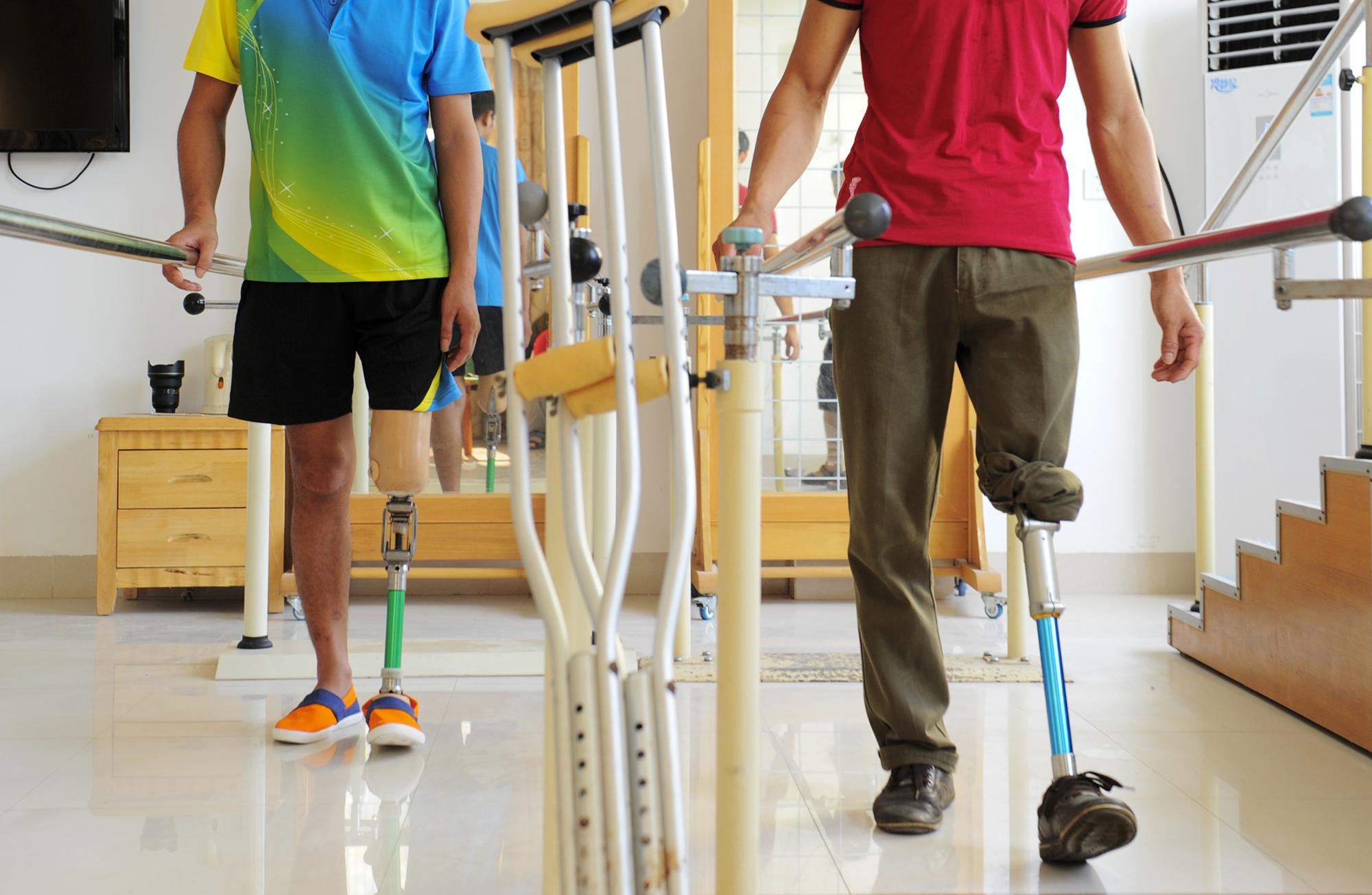 残疾人适配辅具6377件,制作并装配假肢170例,更换脚板30例,维修下肢