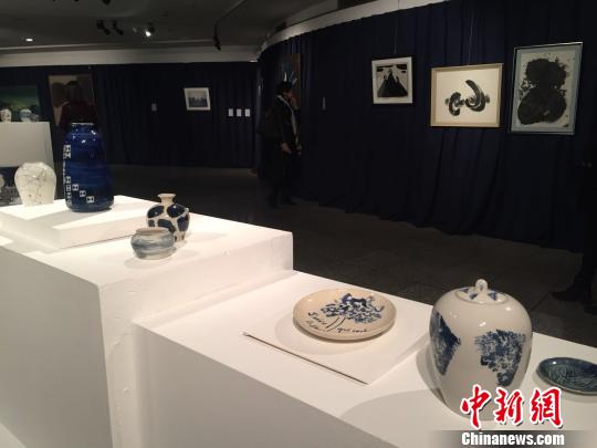 11月15日，由中国驻法使馆及法国驻华使馆主办的“燕保罗和他的中国朋友”展览在北京开幕。图为现场展出的由燕保罗亲手制作的瓷器。(完) 尹力 摄