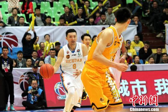 老将刘炜交出了15分6篮板的答卷，在球队落后的时候，他一直带着球队追分。　吕杨 摄