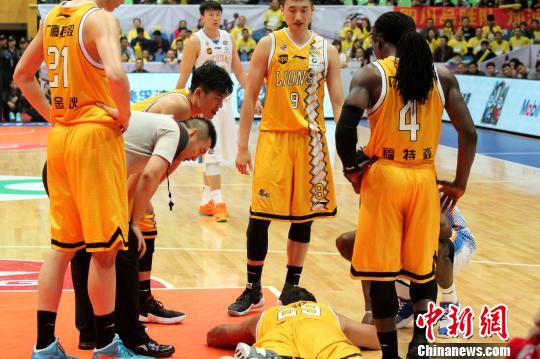 比赛对抗性十足，浙江广厦队的外援博洛西斯在一次对抗后重重地倒在地上。　吕杨 摄