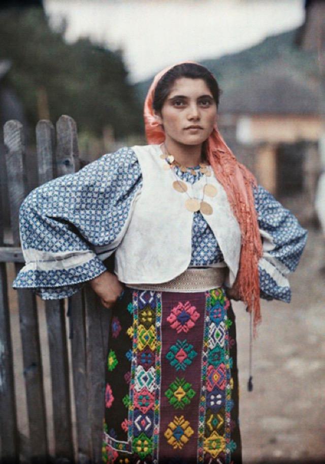图为穿着民族服装的罗马尼亚女孩.