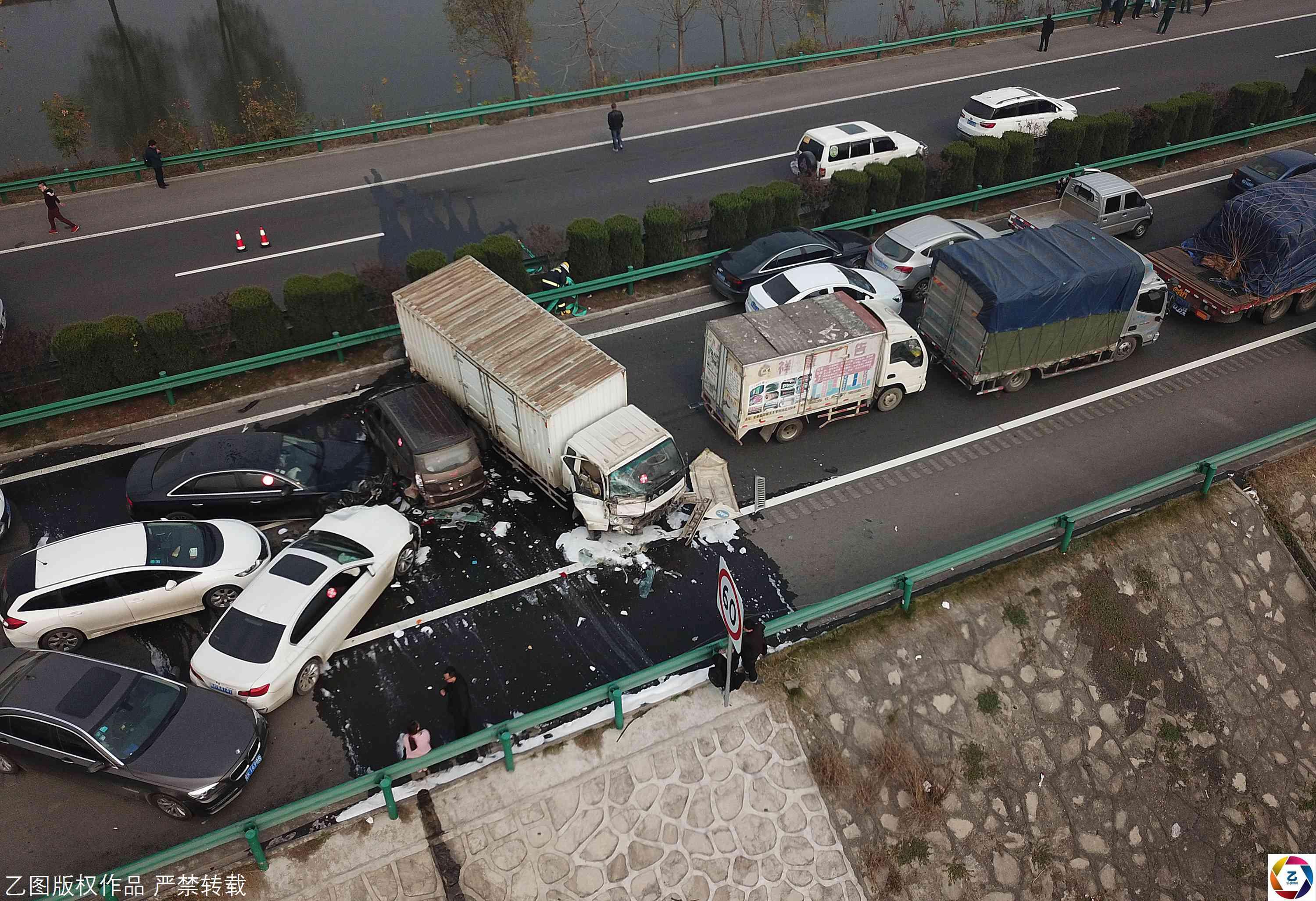 车祸18人死亡致高速拥堵,乘客淡定烤红薯