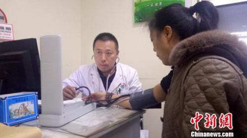 美国调整高血压标准 中国网友拿起了体检报告……